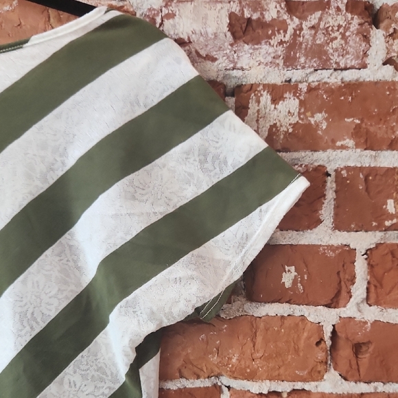 Asymmetrical Green and White Short Sleeve Blouse - Picture 10 of 10